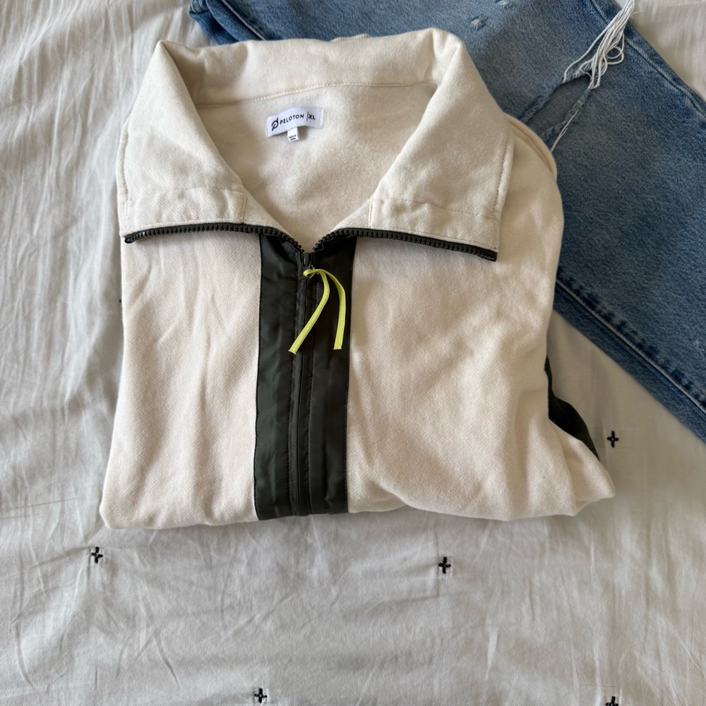 Peloton Cream and‎ Black Fleece Pullover Size XL